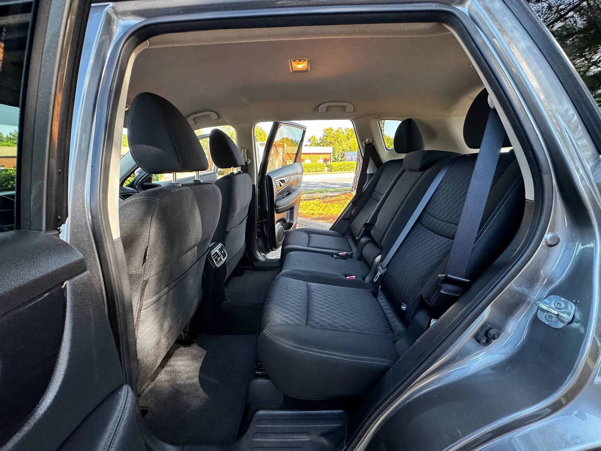 Used 2017 Nissan Rogue SV w/ SV Premium Package FWD image 19