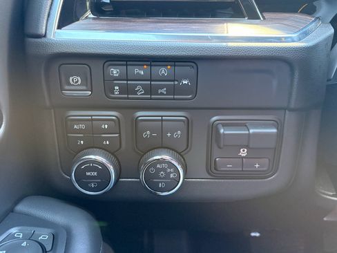 Used 2025 Chevrolet Tahoe Z71 w/ Z71 Off-Road Package AWD/4WD image 21