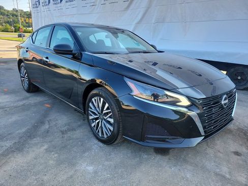 Used 2025 Nissan Altima 2.5 SV FWD image 1