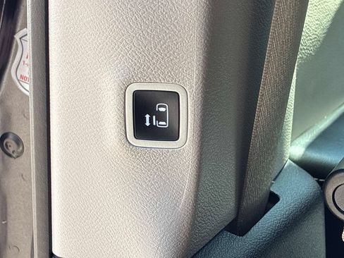 Used 2023 Chrysler Pacifica Touring-L FWD image 19