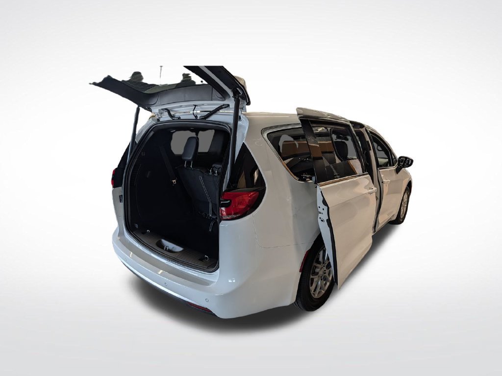 New 2027 Chrysler Pacifica Select FWD image 3