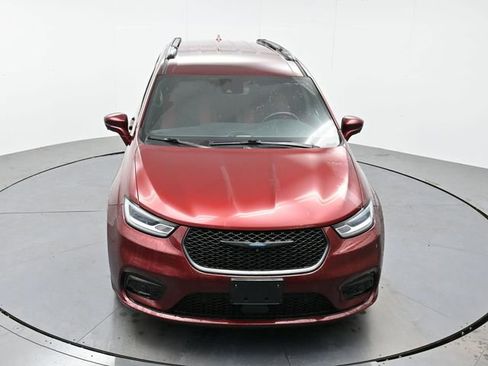 Used 2021 Chrysler Pacifica Limited w/ Uconnect Theater Family Group image 18