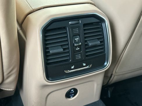 Certified 2025 Porsche Macan AWD/4WD image 14