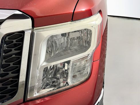 Used 2018 Nissan Titan SV w/ SV Convenience Package image 11