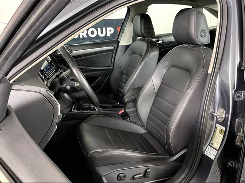 Used 2021 Volkswagen Jetta SE w/ SE Cold Weather Package image 8