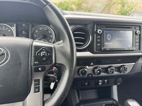 Certified 2018 Toyota Tacoma SR5 AWD/4WD image 23