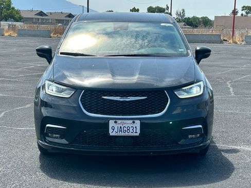 Used 2023 Chrysler Pacifica Touring-L FWD image 9