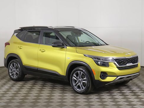 Used 2023 Kia Seltos S w/ Navigation Package AWD/4WD image 2