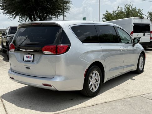 Used 2024 Chrysler Voyager LX FWD image 5
