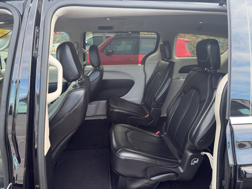 Used 2024 Chrysler Pacifica Touring-L FWD image 4