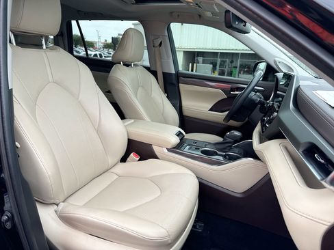 Used 2022 Toyota Highlander Limited image 26