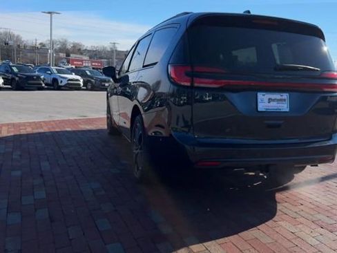 Used 2023 Chrysler Pacifica Limited w/ S Appearance Package image 9