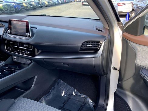 Used 2021 Nissan Rogue SV image 16