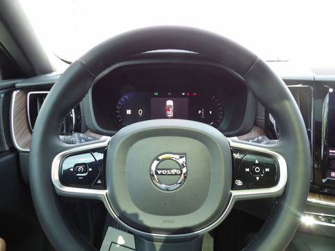 Used 2023 Volvo XC60 B5 Ultimate w/ Climate Package FWD image 16