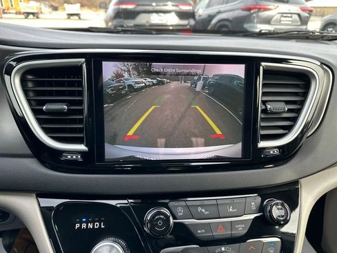 Used 2024 Chrysler Pacifica Touring-L image 24