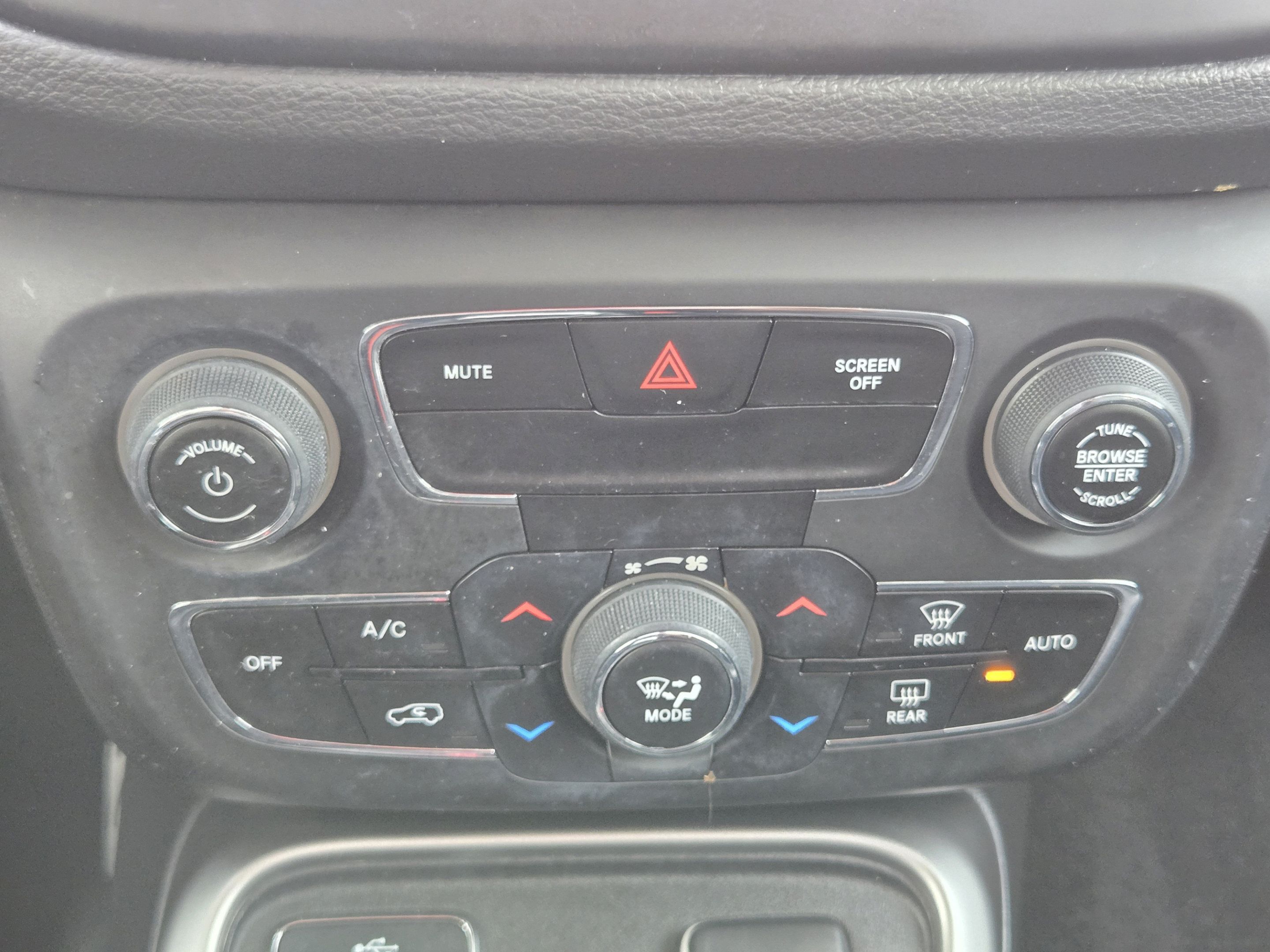 Used 2018 Jeep Compass Latitude FWD image 15
