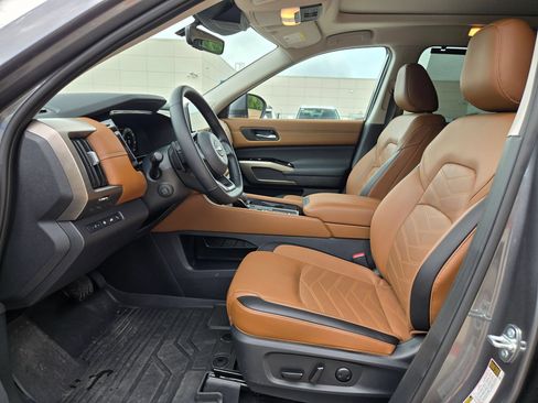 Used 2025 Nissan Pathfinder Platinum w/ Cargo Package FWD image 9