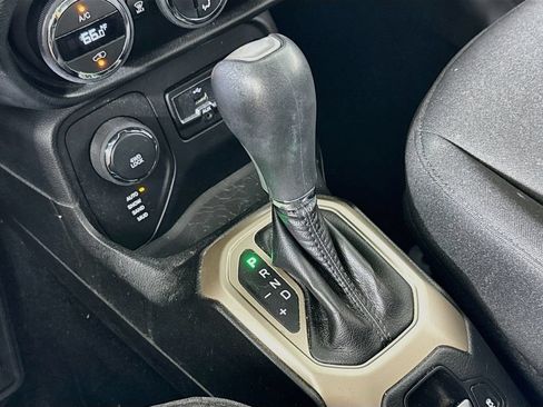 Used 2015 Jeep Renegade Latitude w/ Popular Equipment Group AWD/4WD image 16