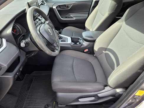 Used 2021 Toyota RAV4 LE image 10