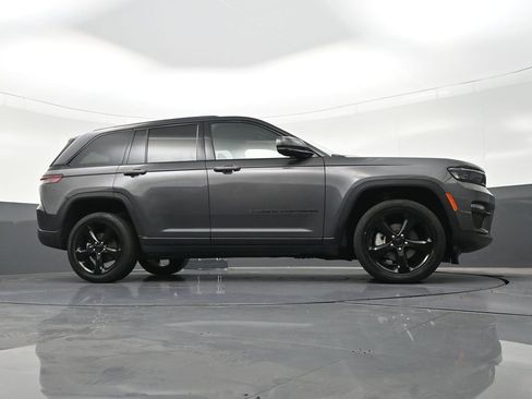 Used 2023 Jeep Grand Cherokee Limited w/ Black Appearance Package image 30