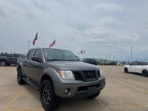 Certified 2020 Nissan Frontier SV w/ Midnight Edition Floor Mats RWD image 2