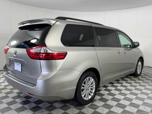 Used 2017 Toyota Sienna XLE Premium FWD image 8