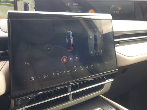 Used 2025 Lincoln Nautilus Premier image 32