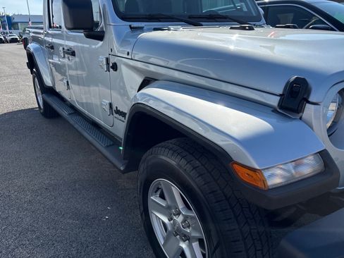 Used 2023 Jeep Gladiator Sport AWD/4WD image 17