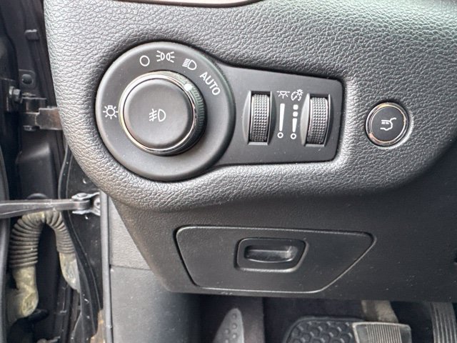 Used 2017 Jeep Cherokee 75th Anniversary AWD/4WD image 9