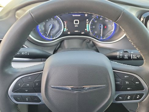 Used 2023 Chrysler Pacifica Touring-L image 25