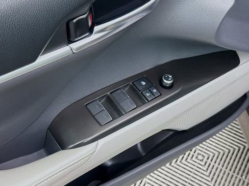 Used 2021 Toyota Camry XLE w/ Cold Weather Package image 17