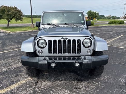 Used 2018 Jeep Wrangler Unlimited Sahara AWD/4WD image 2