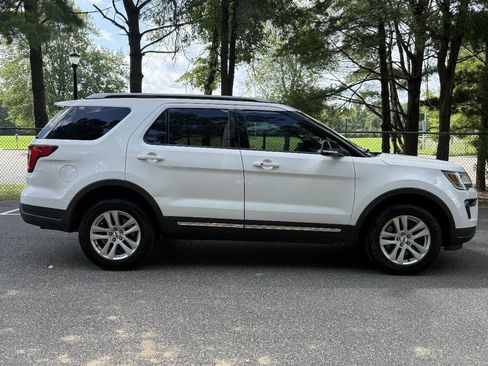 Used 2018 Ford Explorer XLT w/ Equipment Group 202A AWD/4WD image 4
