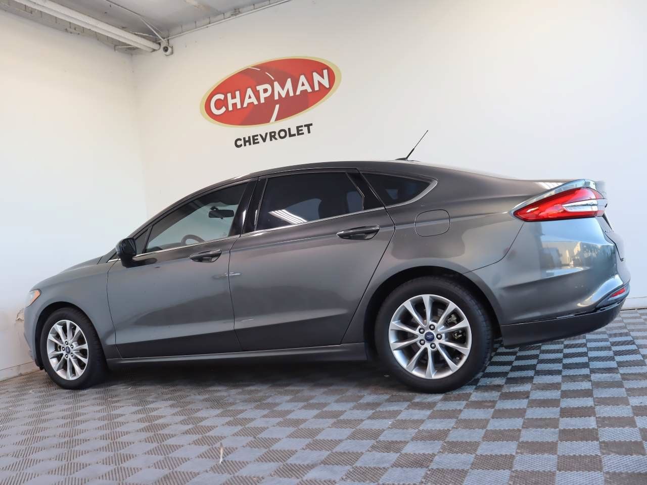 Used 2017 Ford Fusion SE FWD image 3