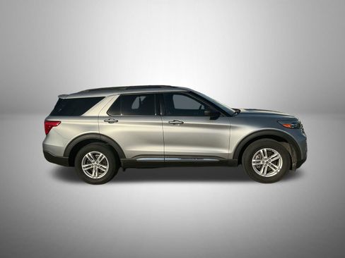Used 2020 Ford Explorer XLT w/ Equipment Group 202A image 4