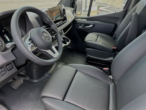 Used 2024 Mercedes-Benz Sprinter 2500 image 10