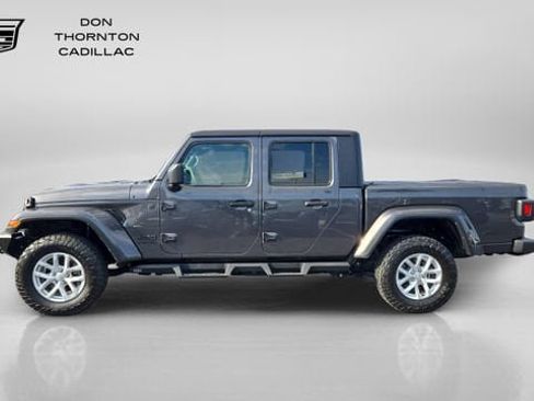 Used 2023 Jeep Gladiator Sport AWD/4WD image 2
