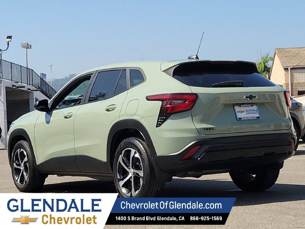 Used 2024 Chevrolet Trax RS w/ Driver Confidence Package FWD image 5