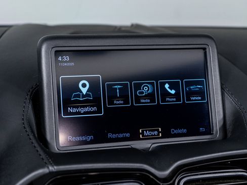 Used 2021 Aston Martin V8 Vantage Convertible image 39