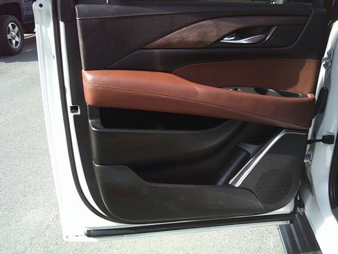 Used 2017 Cadillac Escalade ESV Luxury AWD/4WD image 36