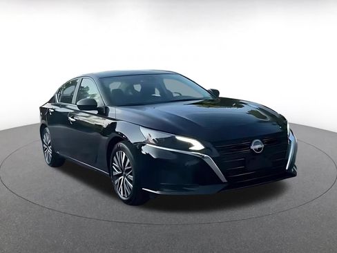 Used 2025 Nissan Altima 2.5 SV FWD image 2