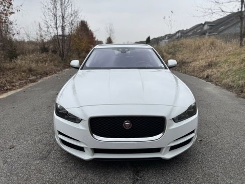 Used 2018 Jaguar XE Premium image 3