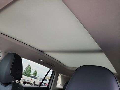 New 2025 Volkswagen Tiguan SE image 25