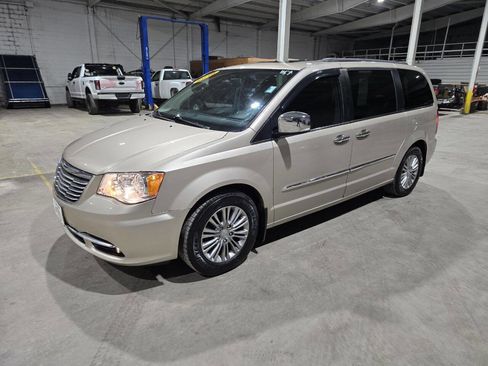 Used 2016 Chrysler Town & Country Touring-L image 1