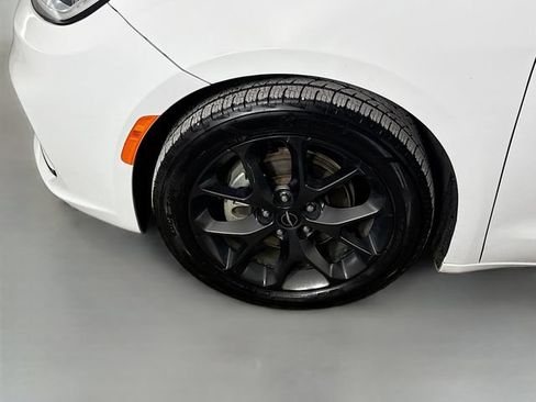 Used 2025 Chrysler Pacifica Limited FWD image 32