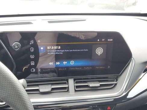 Used 2025 Chevrolet Trax RS w/ Sunroof Package image 20