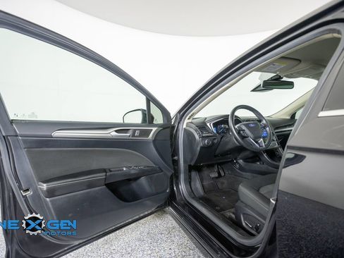 Used 2020 Ford Fusion SE FWD image 9