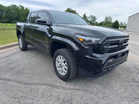 Used 2026 Toyota Tacoma SR5 AWD/4WD image 3