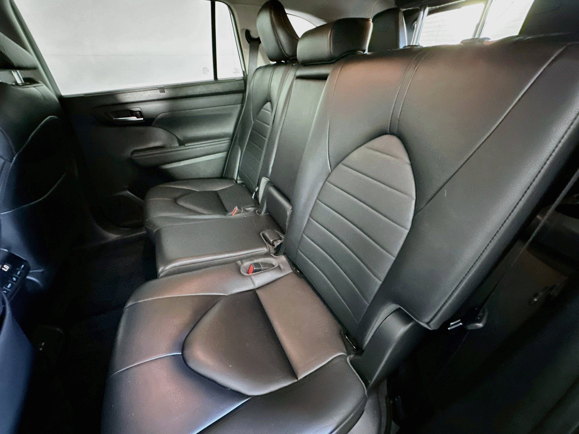Used 2023 Toyota Highlander XLE AWD/4WD image 29