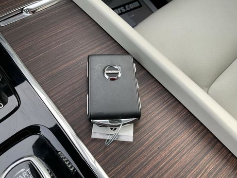 Used 2022 Volvo XC60 B5 Momentum image 20